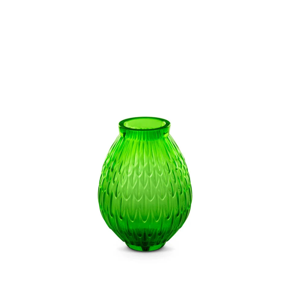 Diese elegante Vase von Lalique aus der Dschungel Kollektion besticht durch ihr Federmotiv, das an das Gefieder eines Papageis erinnert. Aus feinstem Kristallglas handgefertigt, bringt sie eine faszinierende Aura in dein Zuhause und weckt das Gefühl von Abenteuer und Magie. Blumen Bahlmann München