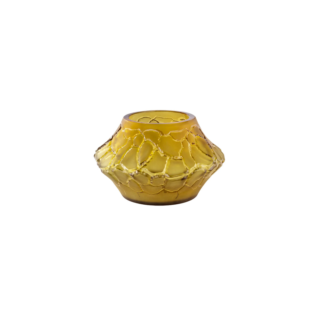 Die Lalique Vase Caldera spiegelt die Natur und ihre Konturen wider, verziert mit einem feinen Rissmuster, das an die ständig wechselnde Natur erinnert. Die perfekte Dekoration für ihr Zuhause. Blumen Bahlmann München