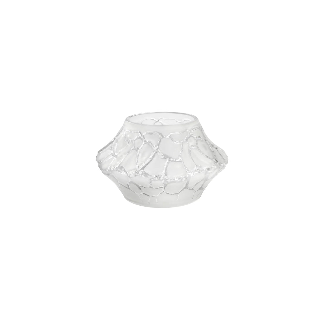 Die Lalique Vase Caldera spiegelt die Natur und ihre Konturen wider, verziert mit einem feinen Rissmuster, das an die ständig wechselnde Natur erinnert. Die perfekte Dekoration für ihr Zuhause. Blumen Bahlmann München