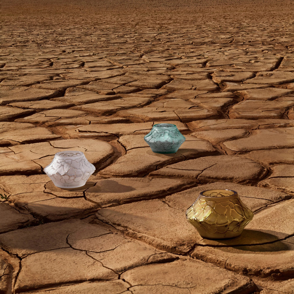 Die Lalique Vase Caldera spiegelt die Natur und ihre Konturen wider, verziert mit einem feinen Rissmuster, das an die ständig wechselnde Natur erinnert. Die perfekte Dekoration für ihr Zuhause. Blumen Bahlmann München