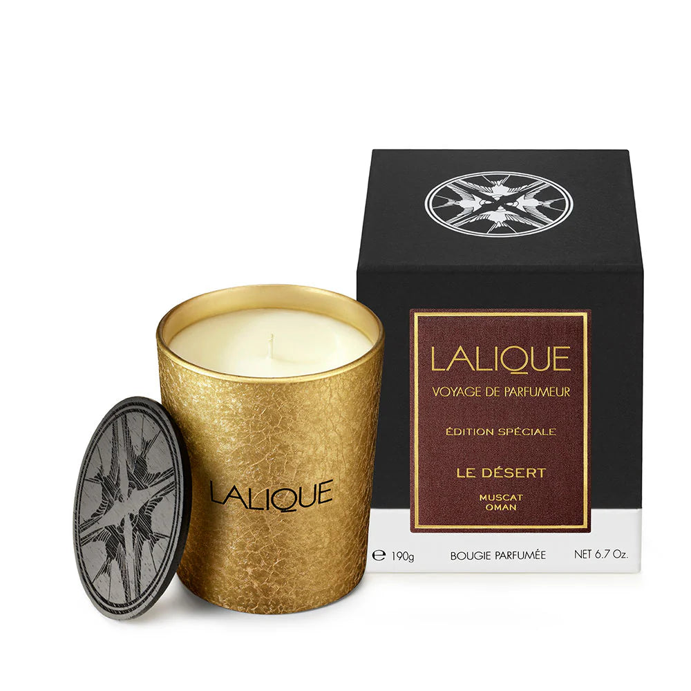 Duftkerze Lalique Le Désert Muscat in edlem Glasgefäß – orientalischer Duft mit Noten von Weihrauch, Koriander und Oud, inspiriert von der Wüste Omans. Blumen Bahlmann München