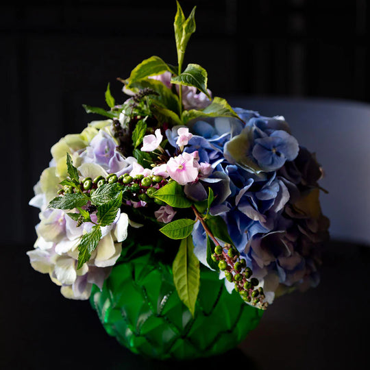 Die Vase Languedoc bringt die Atmosphäre der gleichnamigen Region Südfrankreichs zu Ihnen nach Hause. Blumen Bahlmann München