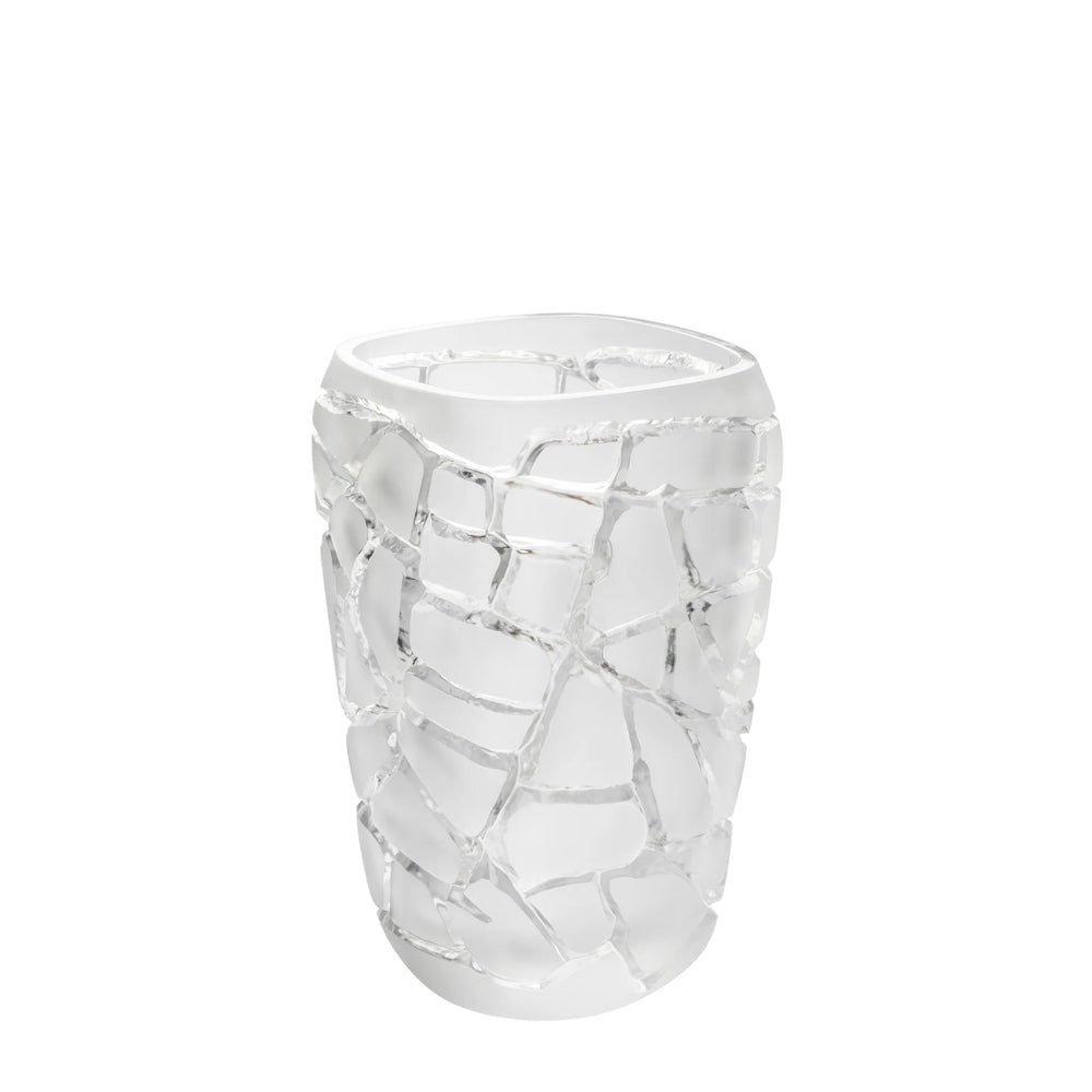 Die Vase Magnitude fängt die fragile Kraft von Gestein ein und ehren mit ihrem Namen die natürliche Energie der Erde. Ihre Form ist von der Dynamik tektonischer Platten und mineralischer Verwerfungen inspiriert, wodurch sie eine unverfälschte, kraftvolle Schönheit ausdrücken. Die perfekte Dekoration für ihr Zuhause. Blumen Bahlmann München