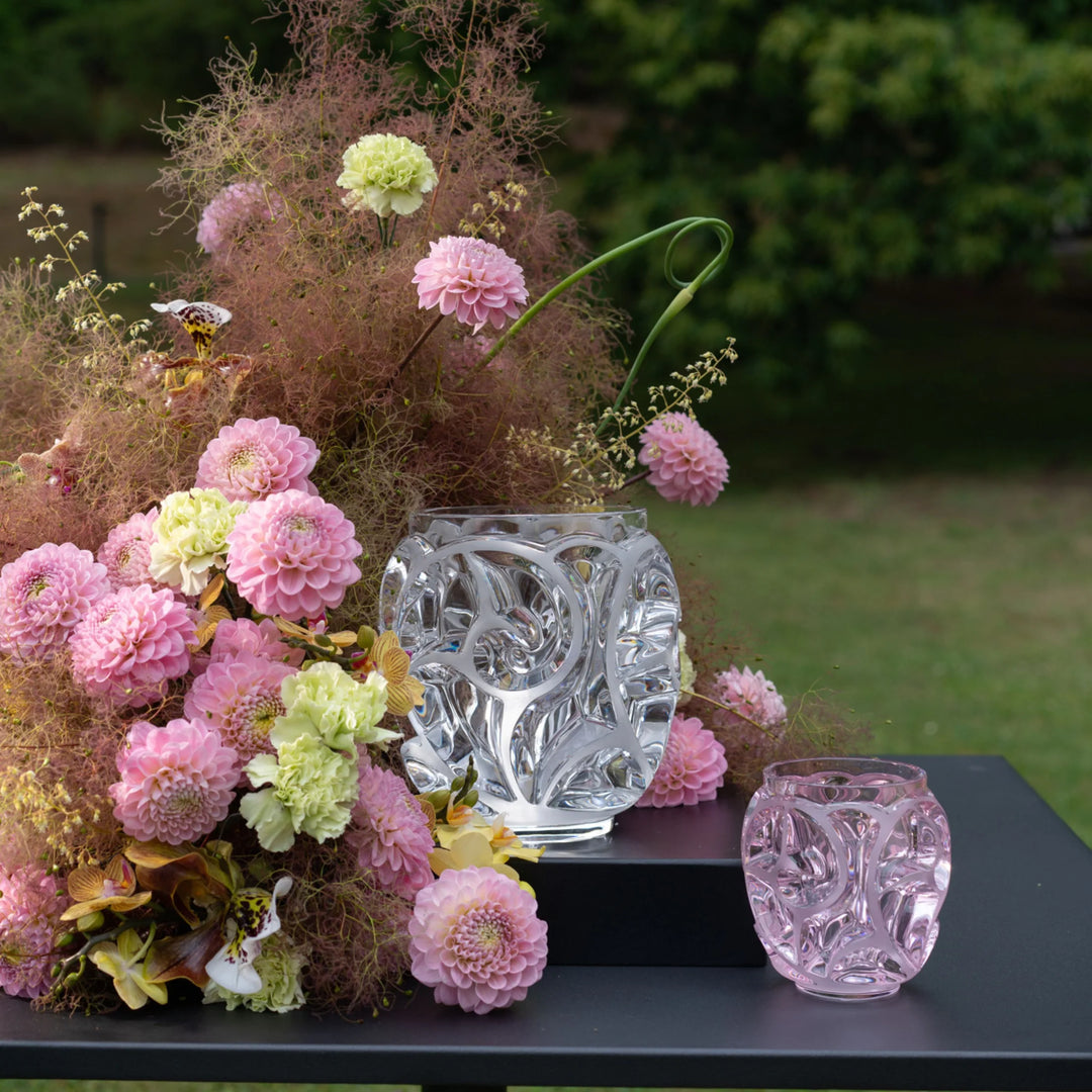 Handgefertigte Lalique Tourbillons Vase aus klarem Kristall mit üppigem, floralem Reliefmuster.. Blumen Bahlmann München.