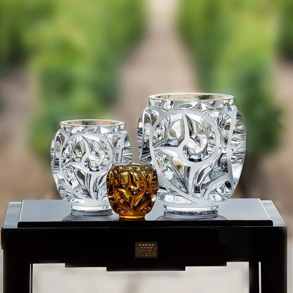 Runde Kristallvase Tourbillons von Lalique mit elegantem Wirbeldekor und reliefartiger Oberfläche. Blumen Bahlmann München.