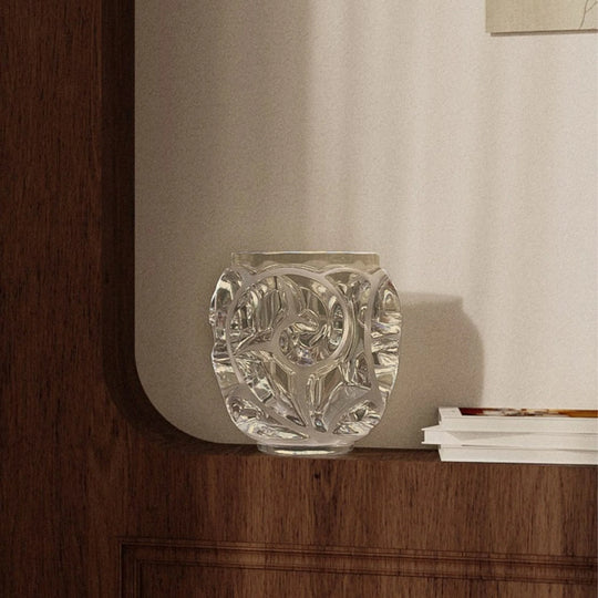 Lalique Tourbillons Vase aus klarem Kristall mit üppigem Reliefdekor und dynamisch ineinanderfließenden Formen. Blumen Bahlmann München