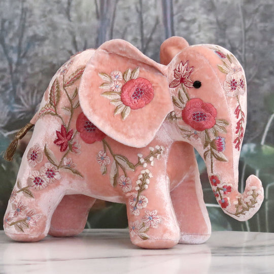 Kuscheltier Elefant aus Seide bestickt mit floralem Muster in Quartzrosa. Blumen Bahlmann München
