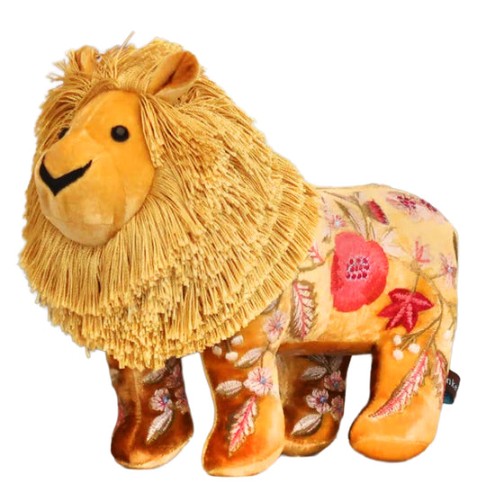 Anke Drechsel Kuscheltier-Löwe in Braun. Freisteller Produktbild vor Weiß. Verkauft und ausgestellt im Bahlmann Showroom in München.