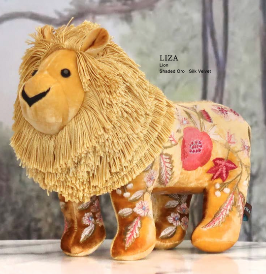 Besticktes Löwen-Kuscheltier aus samtigem Stoff mit floralen Seidenstickereien in Goldbraun. Blumen Bahlmann München