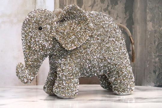 Kuscheltier Elefant aus Seide bestickt in Gold/Platin mit floralem Muster. Blumen Bahlmann München