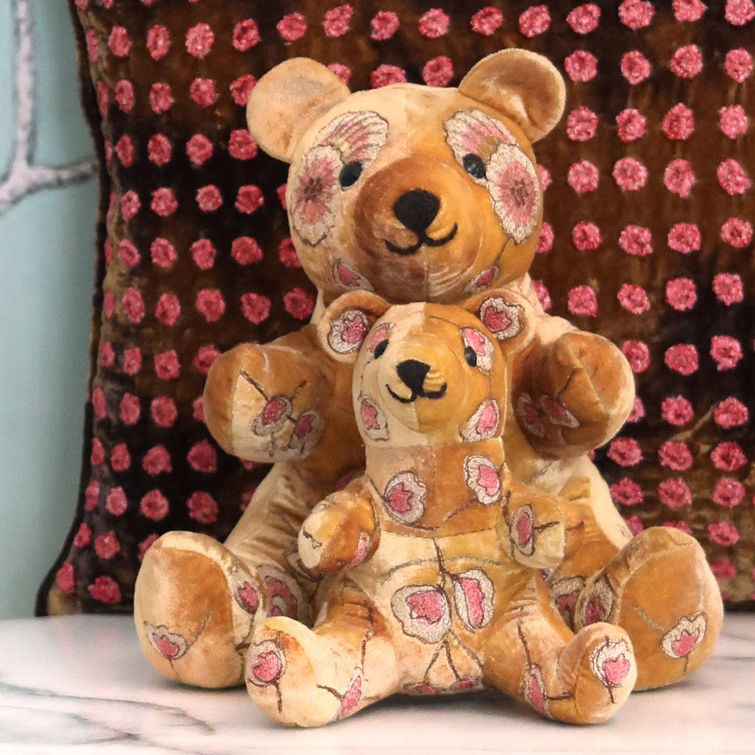 Handgestickter Teddybär in Goldbraun von Anke Drechsel aus weichem Stoff mit liebevollen Details, sitzend mit freundlichem Gesichtsausdruck. Blumen Bahlmann München