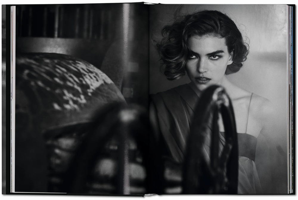 Bildband „Peter Lindbergh. On Fashion Photography“ aus dem TASCHEN Verlag – ikonische Schwarzweiß-Fotografien internationaler Topmodels und Modekampagnen, hochwertig gebunden im XL-Format. Blumen Bahlmann München