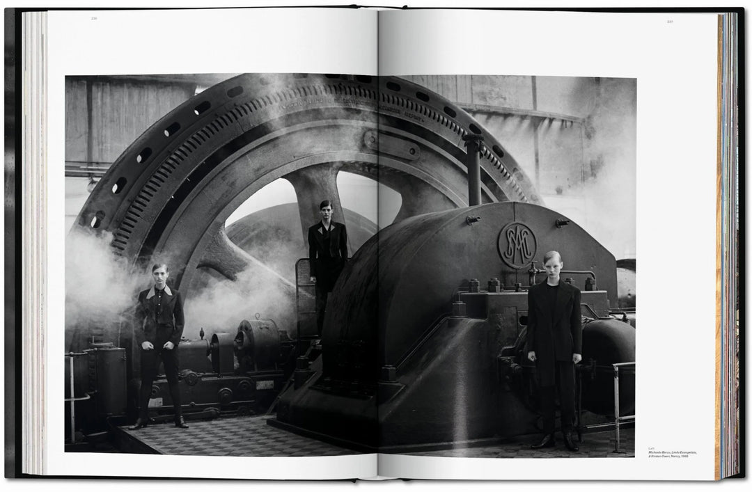 Bildband „Peter Lindbergh. On Fashion Photography“ aus dem TASCHEN Verlag – ikonische Schwarzweiß-Fotografien internationaler Topmodels und Modekampagnen, hochwertig gebunden im XL-Format. Blumen Bahlmann München
