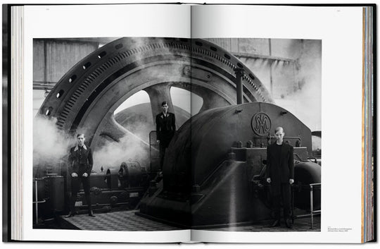 Bildband „Peter Lindbergh. On Fashion Photography“ aus dem TASCHEN Verlag – ikonische Schwarzweiß-Fotografien internationaler Topmodels und Modekampagnen, hochwertig gebunden im XL-Format. Blumen Bahlmann München