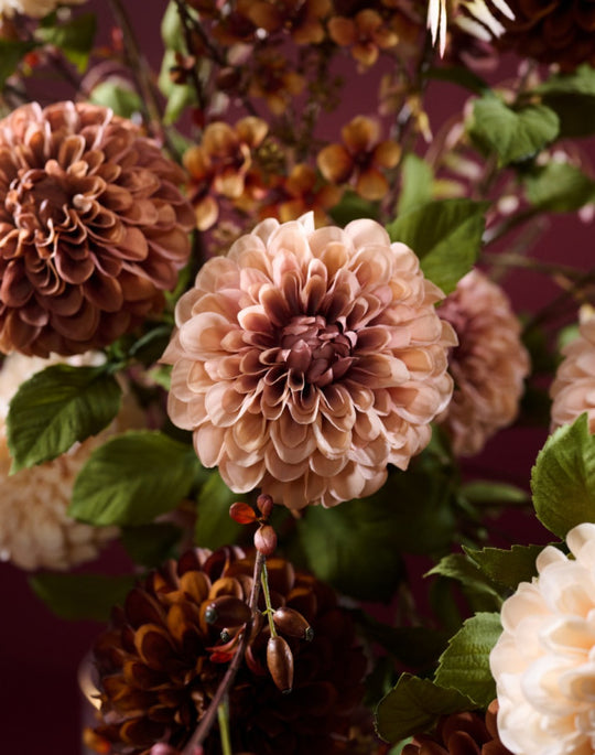Edles Seidenblumen-Gesteck mit üppigen Blüten, Blättern und Fruchtständen von Blumen Bahlmann München

