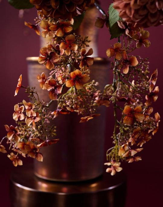Pflegeleichtes Herbstarrangement aus künstlichen Blüten in dunkler Vase von Blumen Bahlmann München
