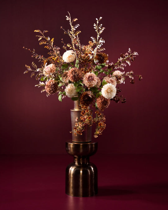 Herbstliches Seidenblumenarrangement mit Blüten in Creme, Kupfer und Braun von Blumen Bahlmann München
