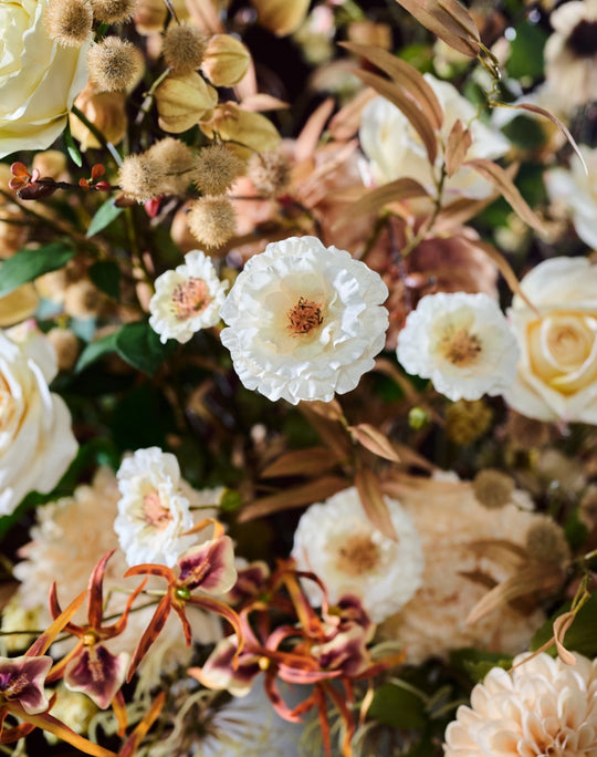 Großes künstliches Blumenarrangement in warmen Naturtönen mit zarten Blüten, Knospen und verspielten Samenständen. Blumen Bahlmann München.