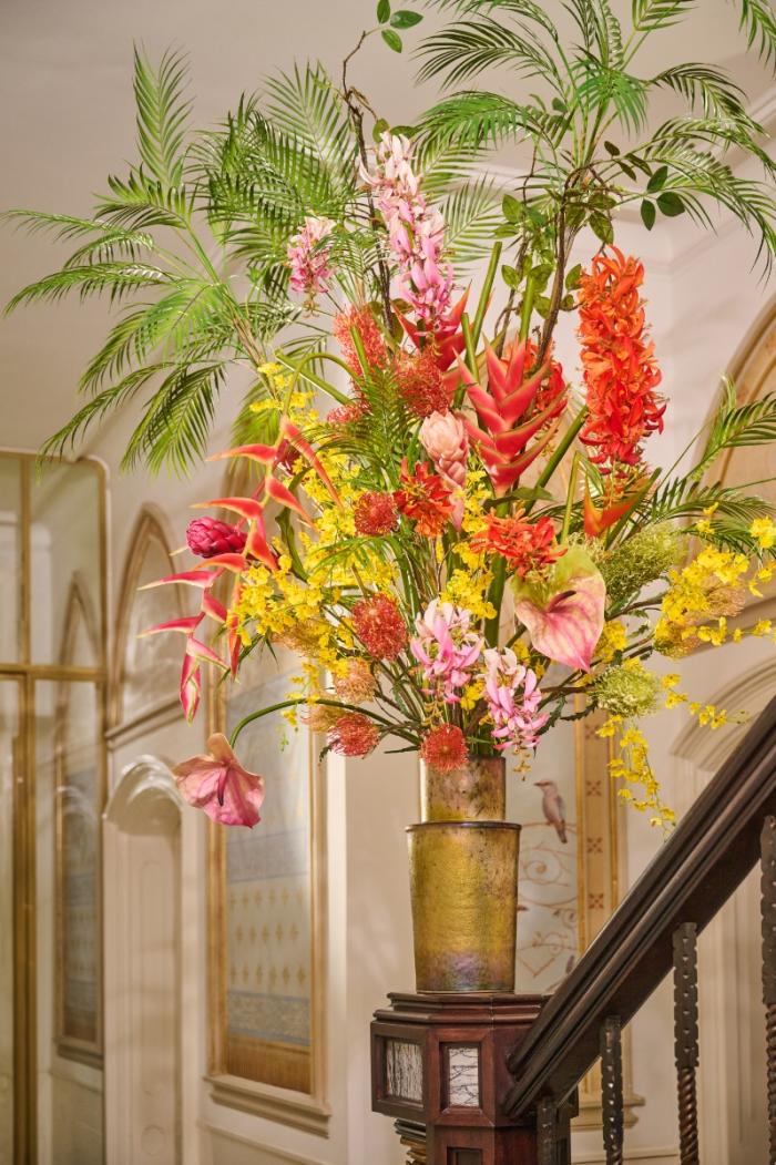 Exotische Seidenblumen bilden diesen Strauß und lassen eine explosion an Farbe zu. Leuchtend gelb, orange, rosa und pink zaubern den hauch von exotic. Blumen Bahlmann bindet oder steckt auf wunsch die Seidenblumen