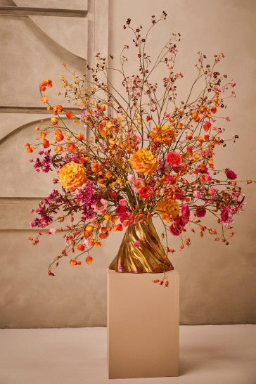 Diese Herbstliche Gesteck aus dem Haus Blumen Bahlmann München wirkt wie ein Ausschnitt aus der Natur und wir beihnahe echt mit seinen leuchtenden Farben in Orange, Rot, Pink