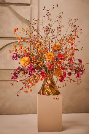 Diese Herbstliche Gesteck aus dem Haus Blumen Bahlmann München wirkt wie ein Ausschnitt aus der Natur und wir beihnahe echt mit seinen leuchtenden Farben in Orange, Rot, Pink
