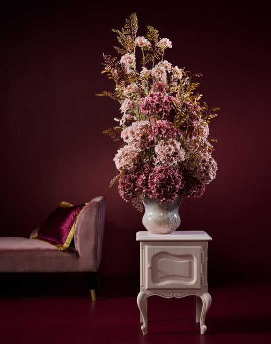 Opulentes Seidenblumenarrangement mit Hortensien in Rosé, Altrosa und Beerentönen von Blumen Bahlmann München