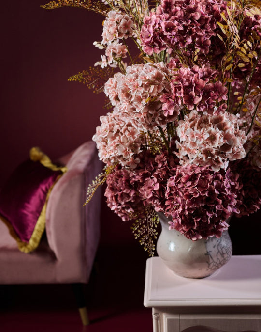 Romantisches Seidenblumen-Gesteck in Rosa- und Mauvetönen mit dekorativer Vase von Blumen Bahlmann München