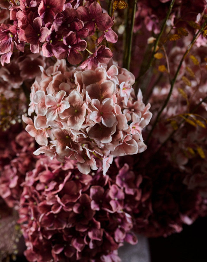 Hochwertiges künstliches Blumengesteck mit großen Hortensienblüten und filigranen Zweigen von Blumen Bahlmann München