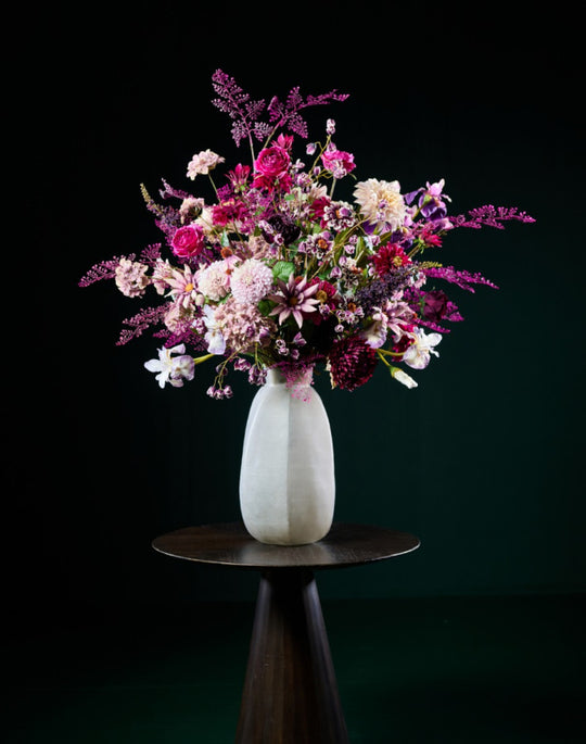 Edles Seidenblumenarrangement in Pink, Purpur, Rosé und Creme in heller Vase von Blumen Bahlmann München
