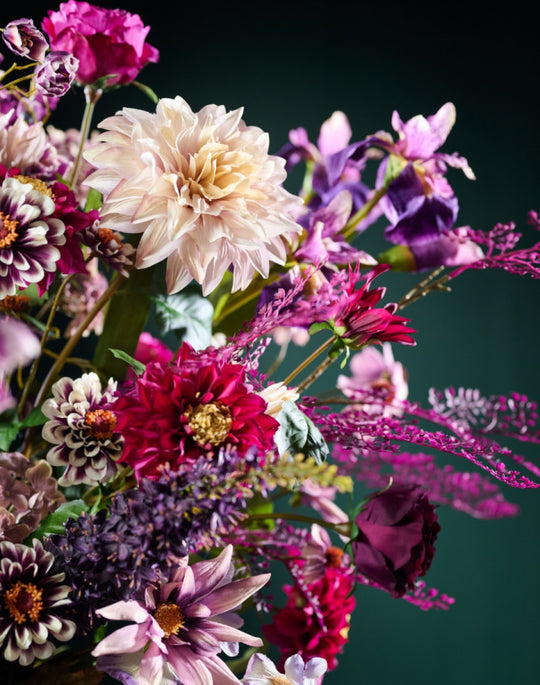 Modernes Seidenblumen-Gesteck mit pinken und purpurfarbenen Blüten in schlichter Vase von Blumen Bahlmann München