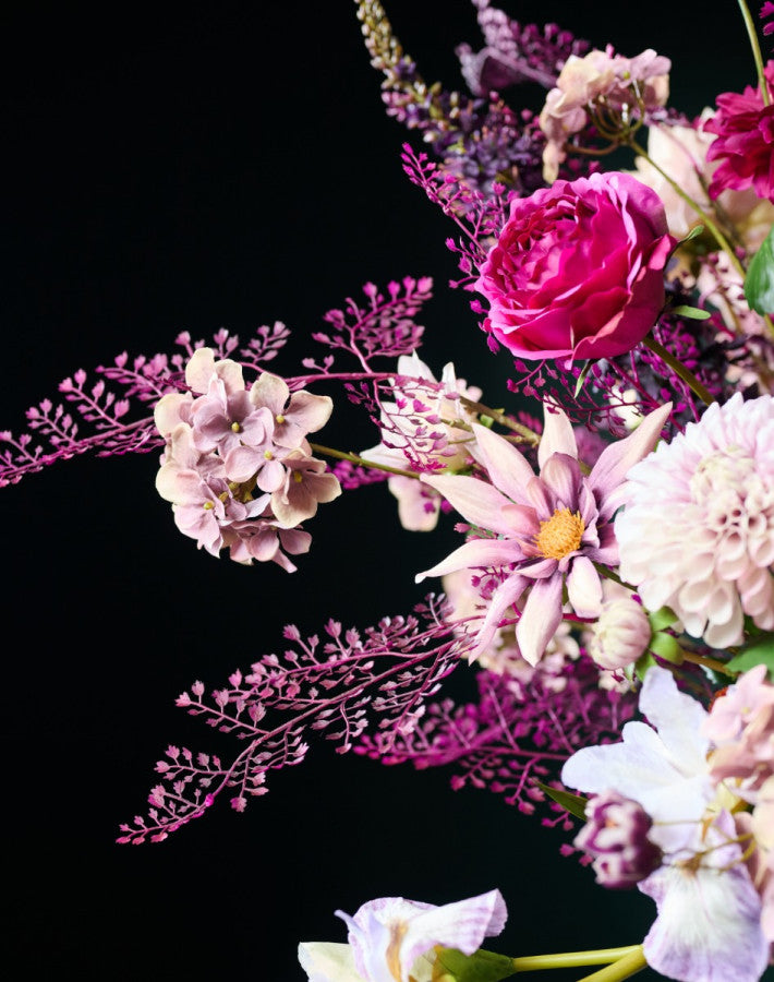 Hochwertiges künstliches Blumengesteck mit kräftigen Blütenfarben und filigranen Rispen von Blumen Bahlmann München
