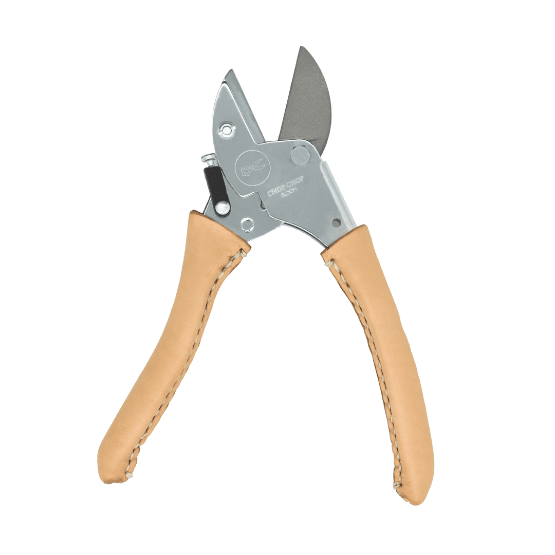 Hochwertige Chop Chop Bloom Gartenschere in Champagnerfarben geöffnet mit scharfen Klingen und ergonomischem, handgenähtem Ledergriff für präzise Schnitte bei Blumen, Zweigen und Pflanzen im Garten und im Innenbereich. Blumen Bahlmann München