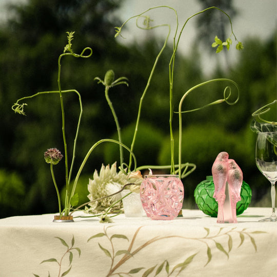 Die Lalique Tourbillon Kristallglas pink ist die perfekte Dekoration und sorgt mit ihrem außergewöhnlichem Design für viel Interpretationsspielraum Blumen Bahlmann München