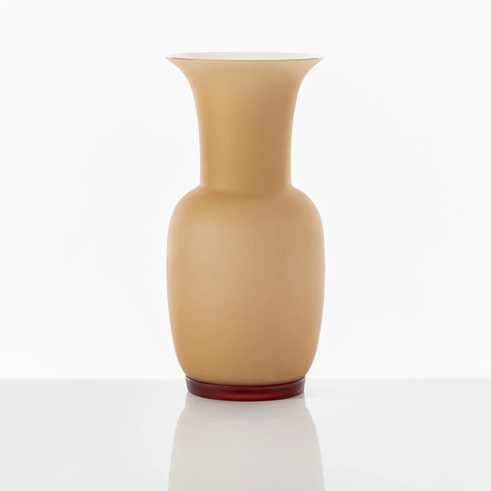 Mit ihrem dezenten Charme fügt sich die Opalino von Venini harmonisch in jede Einrichtung ein und bleibt dabei stets ein Ausdruck von Stilbewusstsein und Raffinesse. Blumen Bahlmann München