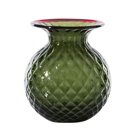 Venini Balloton Fiori Vase aus mundgeblasenem Muranoglas in Apfelgrün mit charakteristischer rautenförmiger Balloton-Struktur und weit geöffneter Form. Blumen Bahlmann München.