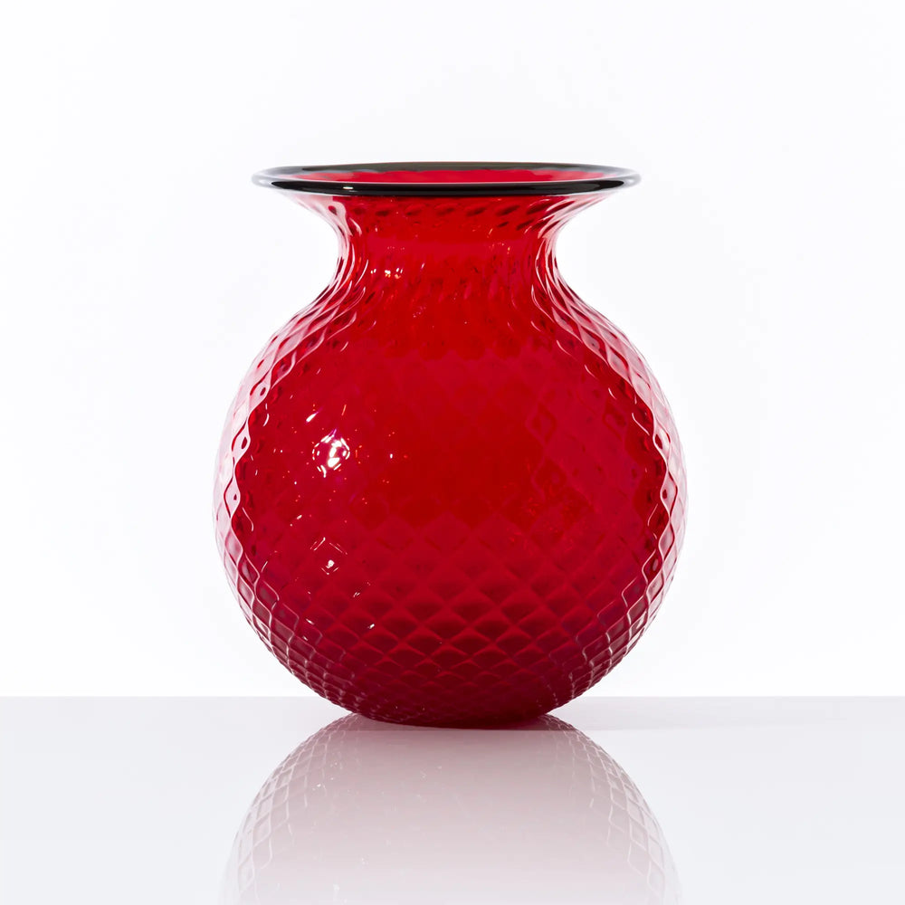 Die Vase Balloton Fiori aus rotem Kristallglas von Venini erweitert die Balloton-Kollektion um ein beeindruckendes Stück, das speziell für größere Blumenarrangements gestaltet wurde. Blumen Bahlmann München