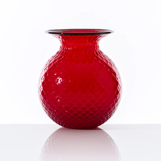 Die Vase Balloton Fiori aus rotem Kristallglas von Venini erweitert die Balloton-Kollektion um ein beeindruckendes Stück, das speziell für größere Blumenarrangements gestaltet wurde. Blumen Bahlmann München