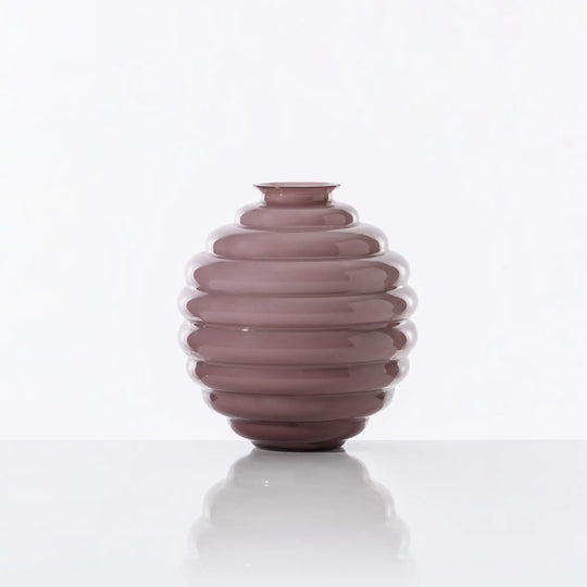 Die Vase Deco in Amethyst bringt mit ihrem fließenden Design natürliche Bewegung in Ihr Zuhause und lädt ein, die Schönheit des Moments zu genießen. Blumen Bahlmann München