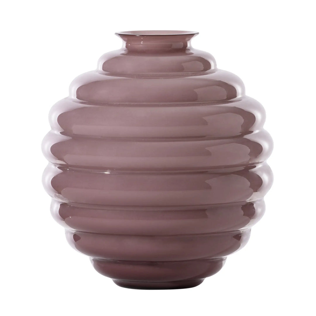 Die Vase Deco in Amethyst bringt mit ihrem fließenden Design natürliche Bewegung in Ihr Zuhause und lädt ein, die Schönheit des Moments zu genießen. Blumen Bahlmann München