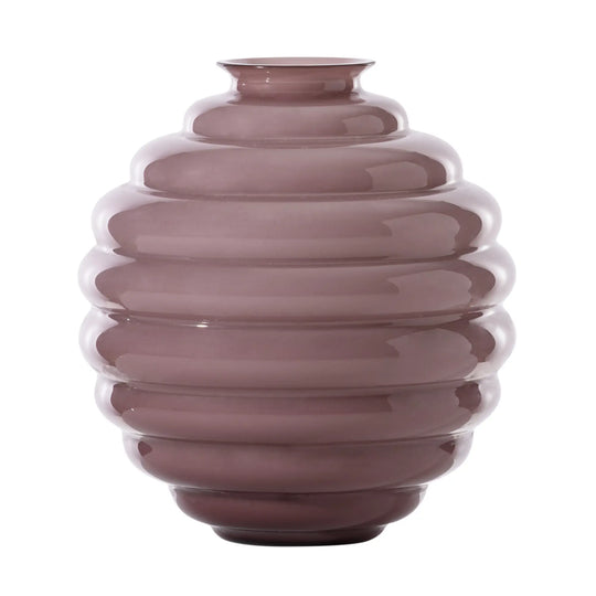 Die Vase Deco in Amethyst bringt mit ihrem fließenden Design natürliche Bewegung in Ihr Zuhause und lädt ein, die Schönheit des Moments zu genießen. Blumen Bahlmann München