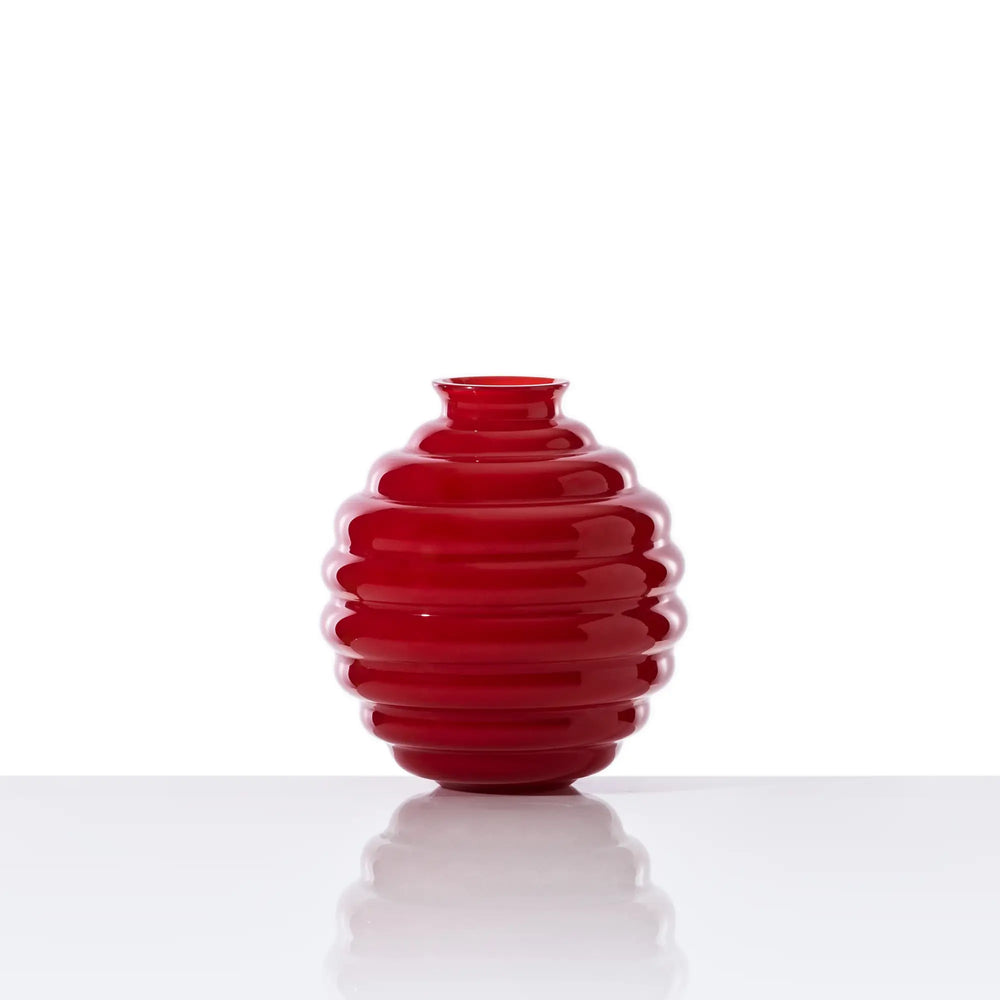 Die Vase Deco in Weinrot bringt mit ihrem fließenden Design natürliche Bewegung in Ihr Zuhause und lädt dazu ein, den Augenblick bewusst zu genießen. Blumen Bahlmann München