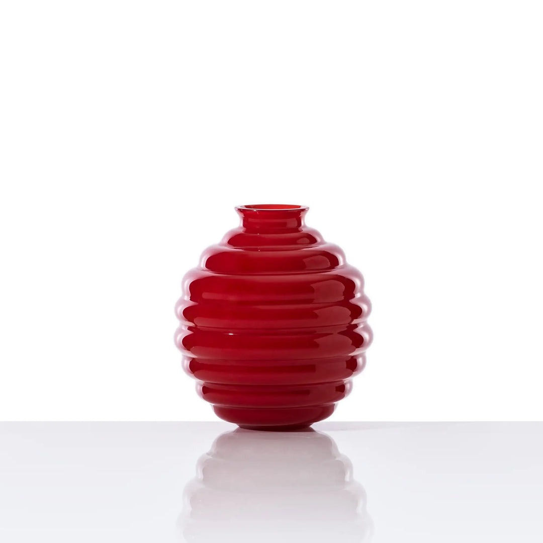 Die Vase Deco in Weinrot bringt mit ihrem fließenden Design natürliche Bewegung in Ihr Zuhause und lädt dazu ein, den Augenblick bewusst zu genießen. Blumen Bahlmann München