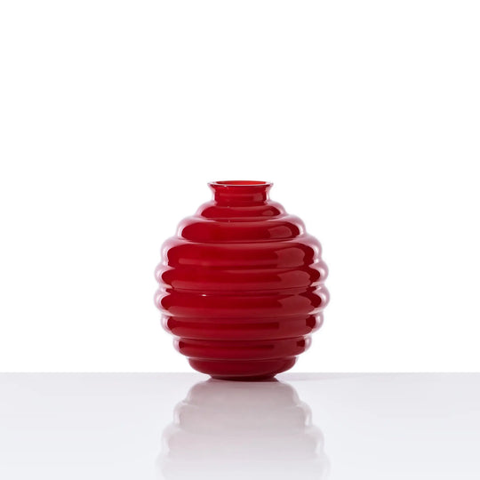 Die Vase Deco in Weinrot bringt mit ihrem fließenden Design natürliche Bewegung in Ihr Zuhause und lädt dazu ein, den Augenblick bewusst zu genießen. Blumen Bahlmann München