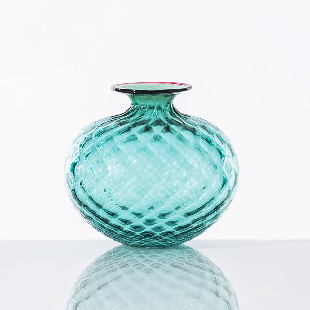 Die Venini Vase Monofiori Balloton in Minzgrün verbindet künstlerisches Design mit traditioneller Handwerkskunstund macht jedes Stück zu einem besonderen Blickfang für Ihr Zuhause oder als edles Geschenk. Blumen Bahlmann München