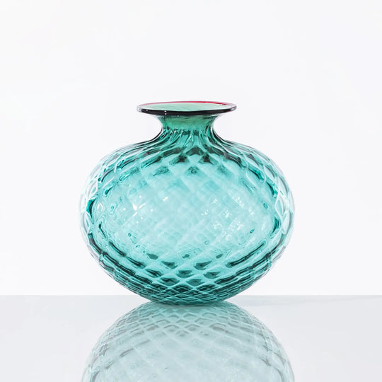 Die Venini Vase Monofiori Balloton in Minzgrün verbindet künstlerisches Design mit traditioneller Handwerkskunstund macht jedes Stück zu einem besonderen Blickfang für Ihr Zuhause oder als edles Geschenk. Blumen Bahlmann München