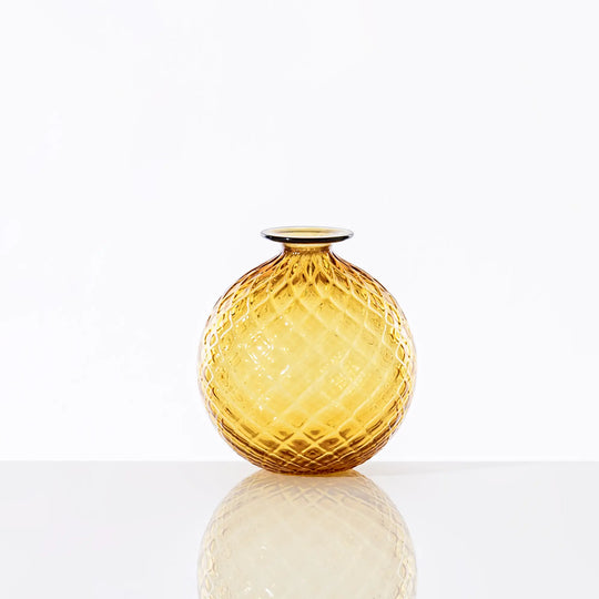 Elegante Venini Monofiori Balloton Vase mit bauchiger Form, schmaler Öffnung und dekorativ strukturierter Glasoberfläche. Blumen Bahlmann München.
