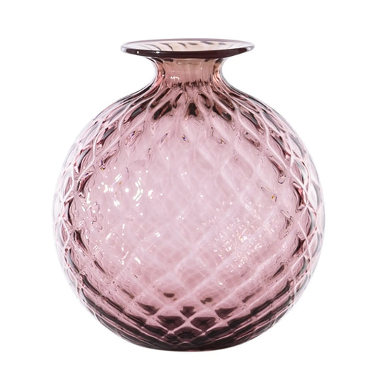 Venini Monofiori Balloton Vase aus mundgeblasenem Muranoglas in Amethyst mit rautenförmiger Reliefstruktur und farbig abgesetztem Rand. Blumen Bahlmann München.