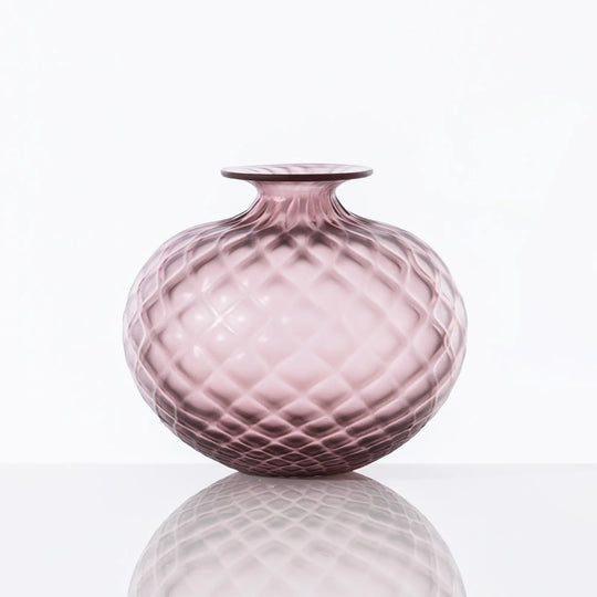 Elegante Venini Monofiori Balloton Vase in zartem Violett mit bauchiger Form, schmaler Öffnung und dekorativ strukturierter Glasoberfläche. Blumen Bahlmann München.