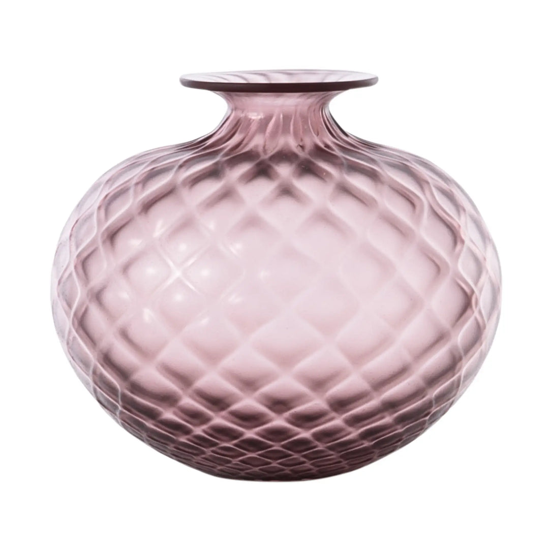 Venini Monofiori Balloton Vase aus mundgeblasenem Muranoglas in Amethyst mit charakteristischer rautenförmiger Balloton-Struktur und kontrastierendem Glasrand. Blumen Bahlmann München.