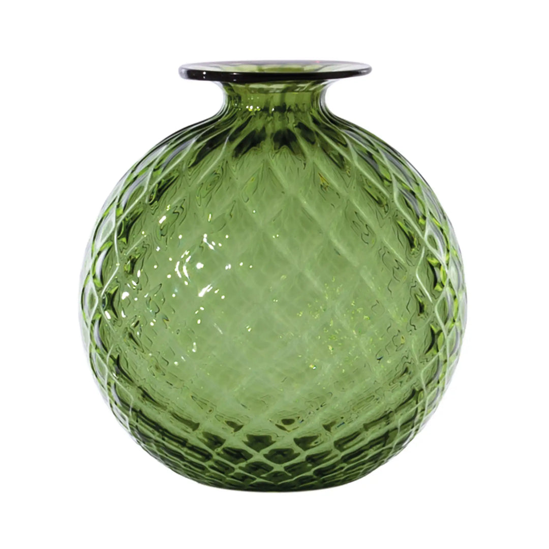 Venini Monofiori Balloton Vase aus mundgeblasenem Muranoglas in Apfelgrün mit rotem Glasfaden und rautenförmiger Reliefstruktur. Blumen Bahlmann München.